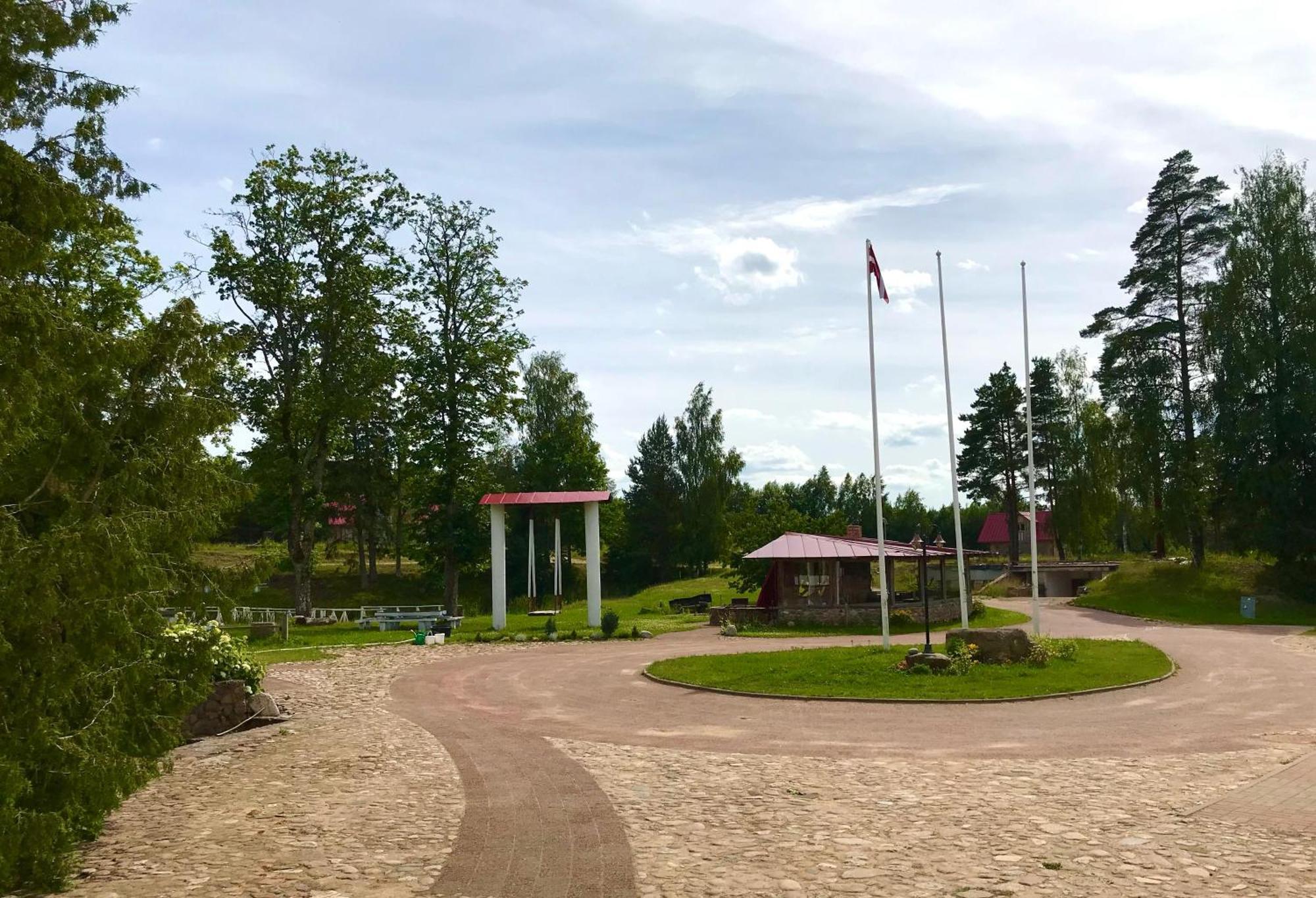 Pilskalni Hotell Ivande Exteriör bild